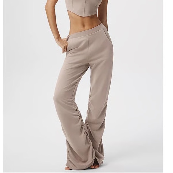 ALO Yoga Pants - Alo Yoga Ruched Soft Sculpt Pant - Taupe